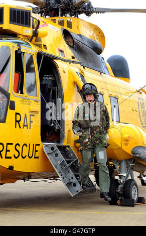 Prinz William startet einen Sea King Hubschrauber im RAF Valley in Anglesey, Nord Wales, nachdem er an einer Trainingsübung am nahe gelegenen Holyhead Mountain teilgenommen hat. Stockfoto