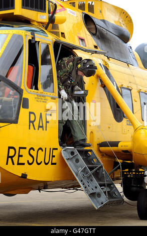 Prinz William startet einen Sea King Hubschrauber im RAF Valley in Anglesey, Nord Wales, nachdem er an einer Trainingsübung am nahe gelegenen Holyhead Mountain teilgenommen hat. Stockfoto