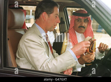 Besuch des Prinzen von Wales in Saudi-Arabien. Der Prinz von Wales wird von einem Saudi-Araber bei einem Besuch im Land die Details eines Schuhs in einem Auto gezeigt. Stockfoto