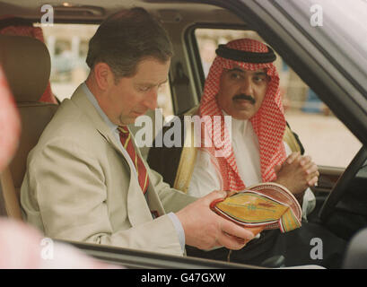 Besuch des Prinzen von Wales in Saudi-Arabien. Der Prinz von Wales wird von einem Saudi-Araber bei einem Besuch im Land die Details eines Schuhs in einem Auto gezeigt. Stockfoto