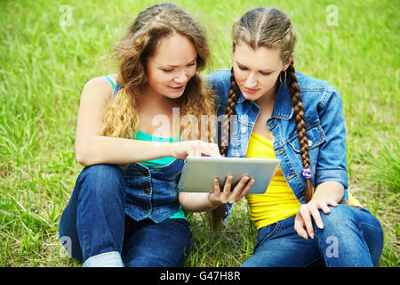 zwei Freundinnen mit Tablet-computer Stockfoto