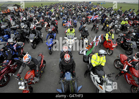 Ein Meer von Motorradfahrern versammelt sich auf dem Flugplatz Hullavington, um sich auf die Fahrt der Respect Charity durch die Stadt Wootton Bassett in Wiltshire zu vorbereiten, die den afghanischen Helden zu Hilfe kommt. Stockfoto