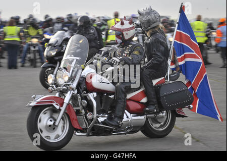 Ein Motorradfahrer macht sich vom Flugplatz Hullavington auf den Weg zu einer Wohltätigkeitsfahrt durch die Stadt Wootton Bassett in Wiltshire, die den Afghan Heroes zu Hilfe kommt. Stockfoto