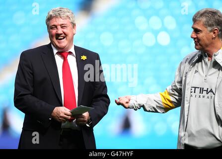 Fußball - Barclays Premier League - Manchester City / Sunderland - City of Manchester Stadium. Steve Bruce, Manager von Sunderland (links), chattet mit Brian Kidd, dem Assistant Manager von Manchester City Stockfoto