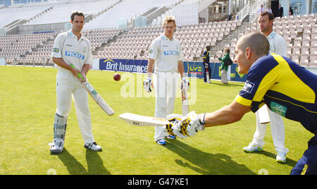 Hampshire Cricketspieler (von links nach rechts) James Tomlinson, Jimmy Adams, Sean Ervine und Ben Howell (in blau) Hampshire Cricketspieler unter der Führung von Kapitän Dominic Cork (vorne in der Mitte) posieren während eines Medientages im Rose Bowl, Southampton für ein Teambild. Stockfoto