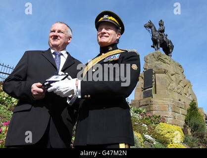 Johnny Caie (links), Bruder des Troopers Ian Caie, der im August 1972 in Nordirland bei der Royal Scots Dragoon Guards getötet wurde, wird im Namen der britischen Königin Elizabeth II. Von Brigadier Simon Allen mit dem Elizabeth Cross überreicht. In Anerkennung des Opfers, das Trooper Ian Caie gemacht hat. Am Kriegsdenkmal der Royal Scots Grays in den Princes Street Gardens, wo sich eine Inschrift des Namens Ian Caie befindet. Stockfoto