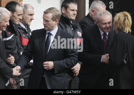 Der stellvertretende Premierminister von Nordirland, Martin McGuinness, spricht mit Lady Sylvia Hermon, während Taoiseach Enda Kenny mit Trauernden auf der Beerdigung des PSNI-Vollzugsbeamter Ronan Kerr in Beragh im Co Tyrone spricht. Stockfoto