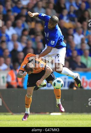 Fußball - Barclays Premier League - Wolverhampton Wanderers gegen Everton - Molineux. Steven Fletcher von Wolverhampton Wanderers (links) wird von Evertons Sylvain Distin herausgefordert (rechts) Stockfoto