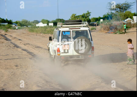 Kenia Turkana-Region, UNHCR Flüchtlingslager Kakuma, wo dauerhafte 80,000 Flüchtlinge aus Somalia, Äthiopien, Süd-Sudan leben, UN Fahrzeug / KENIA UNHCR Fluechtlingslager Kakuma in der Turkana-Region, Hier Leben ca. 80.000 Fluechtlinge aus Somalia Sudan Aethiopien Stockfoto