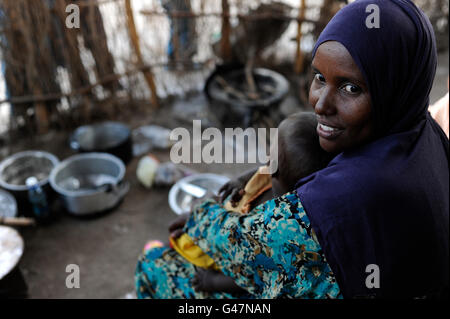 Kenia Turkana-Region, UNHCR Flüchtling Lager Kakuma, wo dauerhafte 80,000 Flüchtlinge aus Somalia, Äthiopien, Süd-Sudan leben, somalische Frau mit Kind / KENIA UNHCR Fluechtlingslager Kakuma in der Turkana-Region, Hier Leben ca. 80.000 Fluechtlinge aus Somalia Sudan Aethiopien, Somalische Frau Halima Mit Sohn Yusuf Stockfoto