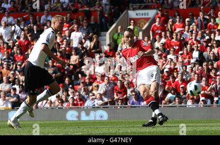 Fußball - Barclays Premier League - Manchester United gegen Fulham - Old Trafford. Dimitar Berbatov von Manchester United erzielt das erste Tor seines Spielers Stockfoto