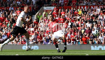 Fußball - Barclays Premier League - Manchester United gegen Fulham - Old Trafford. Dimitar Berbatov von Manchester United erzielt das erste Tor seines Spielers Stockfoto