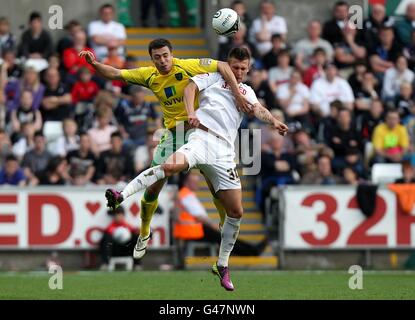 Fußball - npower Football League Championship - Swansea City / Norwich City - Liberty Stadium. Russell Martin von Norwich City (links) und Tamas Priskin von Swansea City (rechts) kämpfen um den Ball. Stockfoto