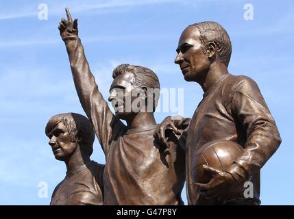 Die United Trinity Statue der ehemaligen Spieler (von links nach rechts) George Best, Denis Law und Bobby Charton außerhalb von Old Trafford Stockfoto