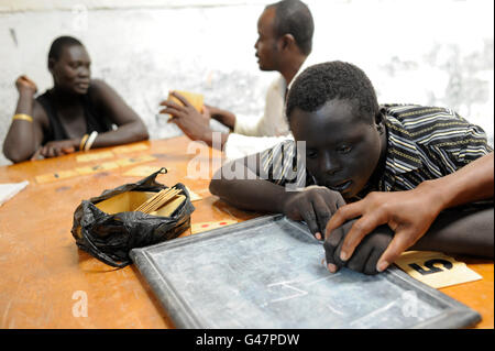 Kenia Turkana-Region, Flüchtling Lager Kakuma, wo 80,000 Flüchtlinge leben, JESUIT REFUGEE SERVICE Schule und Traumabehandlung / KENIA Fluechtlingslager Kakuma in der Turkana-Region, Hier Leben ca. 80.000 Fluechtlinge, JRS JESUIT REFUGEE SERVICE Schule Und Traumabehandlung Stockfoto