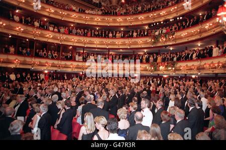 Ein volles Royal Opera House an diesem Abend (Montag) für seine Abschiedsgala. Das 138 Jahre alte Gebäude wird nach der heutigen Vorstellung für ein 214-Millionen-Projekt zur Sanierung geschlossen. Es wird mit einer 78.5-Millionen-Lotteriezuwendung finanziert. Die Wiedereröffnung ist für Dezember 1999 geplant. Foto von John Stillwell/PA/WPA ROTA. SIEHE PA GESCHICHTE ARTS OPERA. Stockfoto