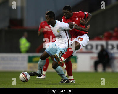 Fußball - npower Football League Championship - Nottingham Forest / Burnley - City Ground. Guy Moussi von Nottingham Forest und Marvin Bartley von Burnley Stockfoto