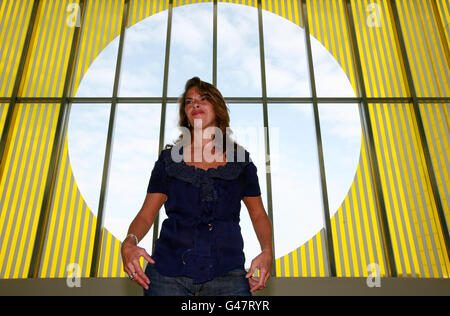 Die Künstlerin Tracey Emin posiert für Fotografen vor der Installation 'Borging and Multipliying the Landscape' von Daniel Buren beim Presseinformationstag der neuen Turner Contemporary Gallery in ihrer Heimatstadt Margate, Kent. Stockfoto