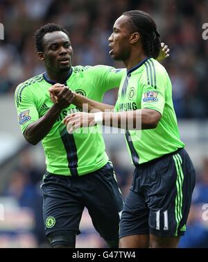 Fußball - Barclays Premier League - West Bromwich Albion gegen Chelsea - The Hawthorns. Chelsea's Didier Drogba (rechts) feiert mit Teamkollege Michael Essien, nachdem er das erste Tor seiner Mannschaft im Spiel erzielt hat Stockfoto