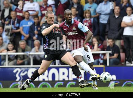 Fußball - Barclays Premier League - West Ham United / Aston Villa - Upton Park. Richard Dunne von Aston Villa (links) und Carlton Cole von West Ham United (rechts) kämpfen um den Ball Stockfoto