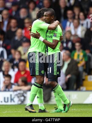 Fußball - Barclays Premier League - West Bromwich Albion gegen Chelsea - The Hawthorns. Chelsea's Salomon Kalou (rechts) feiert mit Teamkollege Didier Drogba, nachdem er das zweite Tor seiner Mannschaft erzielt hatte Stockfoto