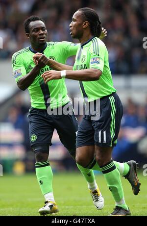 Fußball - Barclays Premier League - West Bromwich Albion gegen Chelsea - The Hawthorns. Chelsea's Didier Drogba (rechts) feiert mit Teamkollege Michael Essien, nachdem er das erste Tor seiner Mannschaft im Spiel erzielt hat Stockfoto