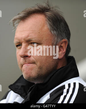 Fußball - npower Football League Two - Chesterfield gegen Macclesfield Town - b2net Stadium. MacClesfield Town Manager Gary Simpson während des Spiels npower Football League Two im B2net Stadium, Chesterfield. Stockfoto