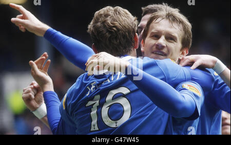 Ranger's Sasa Papac (rechts) feiert sein Tor mit Teamkollege Nikica Jelavic (links) während des Spiels der Clydesdale Bank Scottish Premier League im Ibrox Stadium, Glasgow. Stockfoto