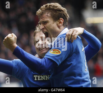 Ranger's Sasa Papac (links) feiert sein Tor mit Teamkollege Nikica Jelavic (rechts) während des Spiels der Clydesdale Bank Scottish Premier League im Ibrox Stadium, Glasgow. Stockfoto