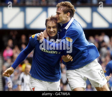 Ranger's Sasa Papac (links) feiert sein Tor mit Teamkollege Nikica Jelavic (rechts) während des Spiels der Clydesdale Bank Scottish Premier League im Ibrox Stadium, Glasgow. Stockfoto