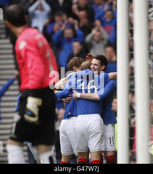 Steven Whittaker (Mitte) der Rangers feiert sein Tor mit den Teamkollegen Kyle Lafferty (rechts) und Nikica Jelavic (links) während des Spiels der Clydesdale Bank Scottish Premier League im Ibrox Stadium, Glasgow. Stockfoto