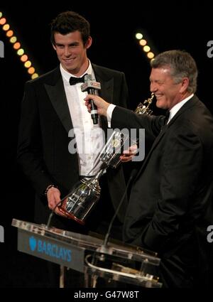 Gareth Bale von Tottenham Hotspur erhält die PFA Player of the Year Trophäe bei den PFA Player of the Year Awards 2011 im Grosvenor House Hotel, London. Stockfoto