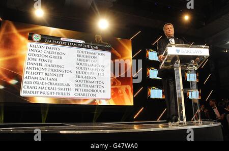 Das PFA Players Team of the Year für die npower Liga Eine davon wird von Sky Sports Presenter George Gavin AT angekündigt Die PFA Player of the Year Awards 2011 bei der Grosvenor House Hotel Stockfoto