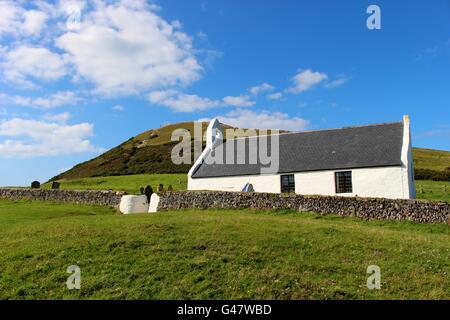 Die Kirche des Heiligen Kreuzes am Mwnt über Mwnt Strand eingebettet. Stockfoto