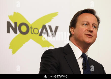 Premierminister David Cameron hält eine Rede mit dem ehemaligen Labour-Innenminister John Reid gegen eine vorgeschlagene Änderung des britischen Wahlsystems in London. Stockfoto