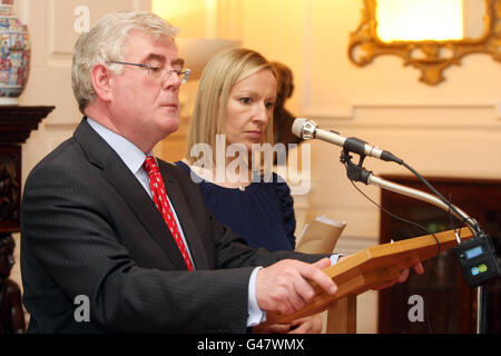 Die Tanaiste- und Außenminister Eamon Gilmore (links) und die Juniorministerin Lucinda Creighton sprechen vor den Medien im Außenministerium in Dublin, nachdem sie die Botschafter der Europäischen Union über die Pläne Irlands für Europa informiert haben. DRÜCKEN Sie VERBANDSFOTO. Bilddatum: Montag, 18. April 2011. Das Briefing kam, als Taoiseach Enda Kenny nach London reiste. Kenny signalisierte, dass die Reise Teil einer internationalen diplomatischen Offensive war, um das Vertrauen der Nachbarländer und der ganzen Welt in Irland wiederherzustellen. Siehe PA Geschichte IRISH Taoiseach. Bildnachweis sollte lauten: Niall Carson/PA Wire Stockfoto