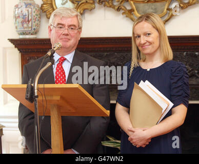 Tanaiste und Außenminister Eamon Gilmore (links) und Juniorministerin Lucinda Creighton sprechen vor den Medien im Außenministerium in Dublin, nachdem sie die Botschafter der Europäischen Union über die Pläne Irlands für Europa informiert haben. Stockfoto