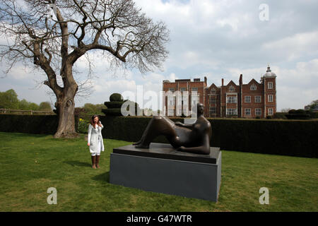 Die Künstlerin Veronica Grassi betrachtet Henry Moores Reclining Figure Angles bei der Eröffnung von Moore in Hatfield auf dem Gelände des Hatfield House in Hertfordshire. Stockfoto