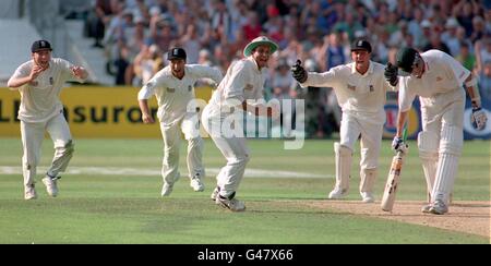 Die Feierlichkeiten in England beginnen ernsthaft mit dem letzten australischen Wicket (Glen McGrath für einen Lauf), um England heute (Samstag) beim 6. Und letzten Cornhill-Test beim Oval in London einen Sieg mit den knappsten Margen zu verschaffen. (England l/r) Kapitän Michael Atherton; Nasser Hussain; Mark Butcher und Alec Stewart. Foto von Rebecca Naden/PA. Stockfoto