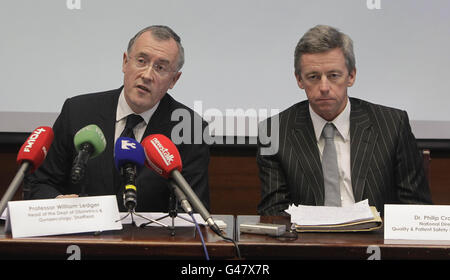 (Von links nach rechts) Professor William Ledger und Dr. Philip Crowley halten eine Pressekonferenz ab, während die HSE heute den National Miscarriage Misdiagnosis Review Report im Dr. Steeven's Hospital in Dublin veröffentlicht. Stockfoto