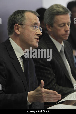 (Von links nach rechts) Professor William Ledger und Dr. Philip Crowley halten eine Pressekonferenz ab, während die HSE heute den National Miscarriage Misdiagnosis Review Report im Dr. Steeven's Hospital in Dublin veröffentlicht. Stockfoto