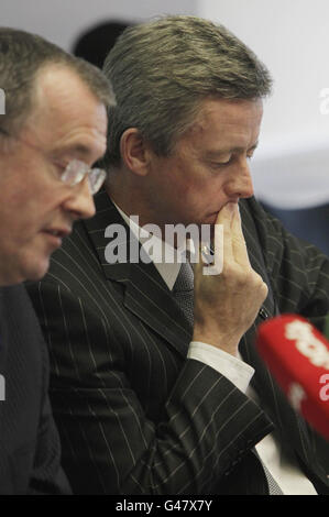 (Von links nach rechts) Professor William Ledger und Dr. Philip Crowley halten eine Pressekonferenz ab, während die HSE heute den National Miscarriage Misdiagnosis Review Report im Dr. Steeven's Hospital in Dublin veröffentlicht. Stockfoto