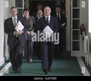 Professor William Ledger (vorne rechts) und Dr. Philip Crowley (vorne links) halten eine Pressekonferenz ab, während die HSE heute den Bericht zur Überprüfung der nationalen Fehldiagnostik im Dr. Steeven's Hospital in Dublin veröffentlicht. Stockfoto