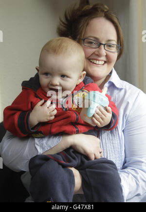 Melissa Redmond und ihr Sohn Michael Redmond, 13 Monate alt aus Donabate Co. Dublin, der den Fall ausgelöst hat, löste die HSE's National Miscarriage Misdiagnosis Review aus, die heute im Dr. Steeven's Hospital in Dublin veröffentlicht wurde. Stockfoto