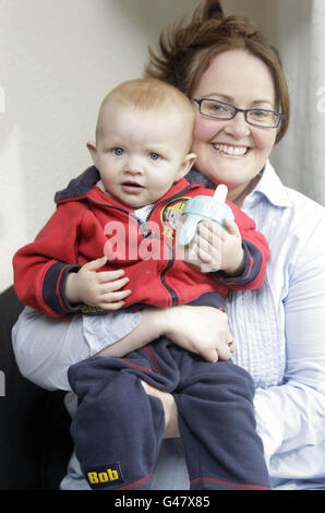 Melissa Redmond und ihr Sohn Michael Redmond, 13 Monate alt aus Donabate Co. Dublin, der den Fall ausgelöst hat, löste die HSE's National Miscarriage Misdiagnosis Review aus, die heute im Dr. Steeven's Hospital in Dublin veröffentlicht wurde. Stockfoto