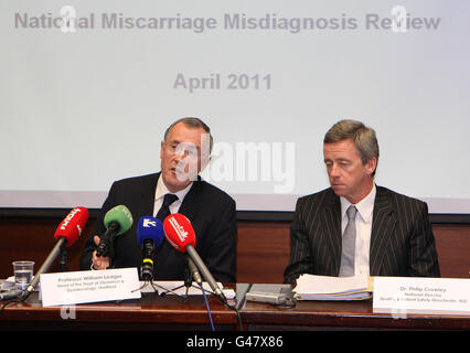 (Von links nach rechts) Professor William Ledger und Dr. Philip Crowley halten eine Pressekonferenz ab, während die HSE heute den National Miscarriage Misdiagnosis Review Report im Dr. Steeven's Hospital in Dublin veröffentlicht. Stockfoto