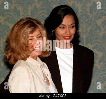 Schauspieler Ehefrauen Micheline Connery (links) und Shakira Caine bei einem Fotocall für ihre berühmten Ehemänner in Edinburgh heute (Sonntag) . Die beiden Schauspieler, die seit dem gemeinsamen Anstarren im Film "der Mann, der König sein würde" enge Freunde sind, sind für das Internationale Filmfestival in der Stadt. Siehe PA Story SHOWBIZ Connery. Foto von Chris Bacon/PA. Stockfoto