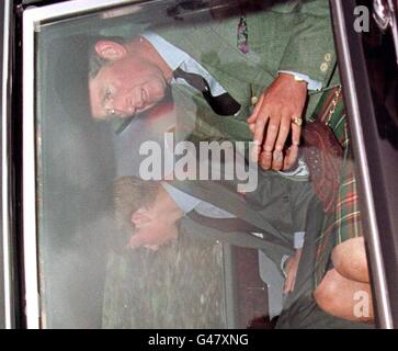 Der Prinz von Wales und sein älterer Sohn, Prinz William, fahren heute (Sonntag) aus Balmoral, nachdem er die Nachricht vom Tod von Diana, Prinzessin von Wales, gehört hat. Die Prinzessin wurde heute bei einem Autounfall in Paris getötet. PA Stockfoto