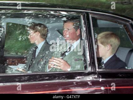 Der Prinz von Wales und seine Söhne, die Prinzen William (links) und Harry, verlassen heute Morgen (Sonntag) die Kirche. Stockfoto