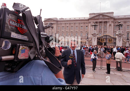 Ein Team der amerikanischen Fox-TV-Kamera berichtet heute (Montag) vor dem Buckingham Palace. Nach dem Tod von Diana, Prinzessin von Wales, bei einem Autounfall gestern Morgen, sind Medien aus aller Welt in London. Stockfoto